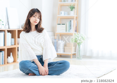リビングで座ってくつろぐ若い女性 118082824