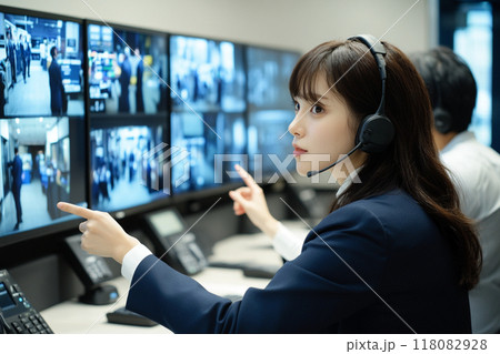 警備室_防犯カメラの映像を監視する警備員_3 118082928