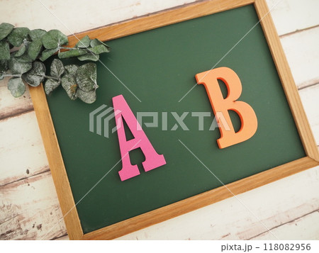 黒板にABの文字と人形　AかB　選択　二択　　 118082956