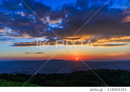 奈良若草山初秋の夕景 大空の雲を黄金色に染めながら沈んで行く美しい夕日(横構図) 奈良若草山初秋の夕景 大空の雲を黄金色に染めながら沈んで行く美しい夕日(横構図) 118083163
