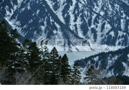 四月中旬になっても凍てついたままの黒部ダム湖 118083189