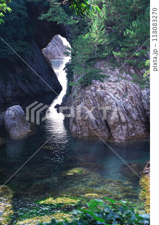 夏の鳥取県浦富海岸 鴨ケ磯の水尻洞門 夏の鳥取県浦富海岸 鴨ケ磯の水尻洞門 118083270
