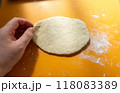 ベーグル生地を伸ばしている写真 ベーグル生地を伸ばしている写真 118083389