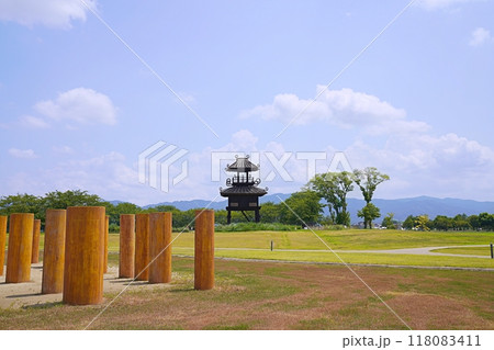 奈良　田原本町　 唐古・鍵遺跡（大型建物跡・復元楼閣）（夏） 118083411