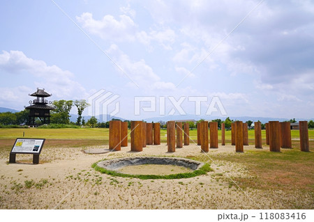 奈良　田原本町　 唐古・鍵遺跡（大型建物跡・復元楼閣）（夏） 118083416