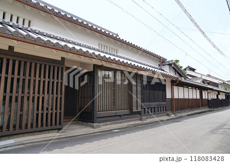 奈良 橿原市 今井町 御堂筋の町家(中橋家住宅近く、東方向)(夏) 奈良 橿原市 今井町 御堂筋の町家(中橋家住宅近く、東方向)(夏) 118083428