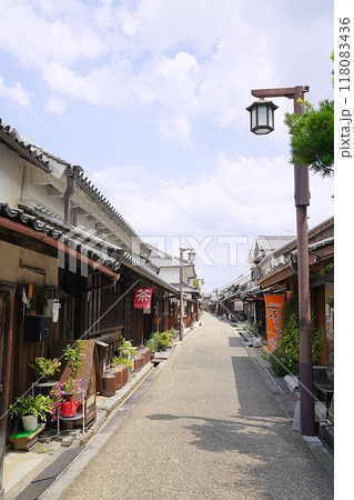 奈良 橿原市 今井町 本町筋の茶店が並ぶ町家(「今井まちや館」から西方向)(夏) 奈良 橿原市 今井町 本町筋の茶店が並ぶ町家(「今井まちや館」から西方向)(夏) 118083436