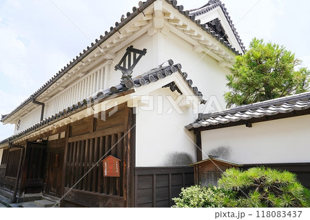 奈良 橿原市 今井町 今西家住宅(西口門跡付近)(夏) 奈良 橿原市 今井町 今西家住宅(西口門跡付近)(夏) 118083437