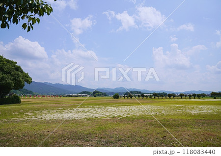 奈良、橿原市　藤原宮跡（左方に朝堂院跡）（南方向、遠景、夏） 118083440
