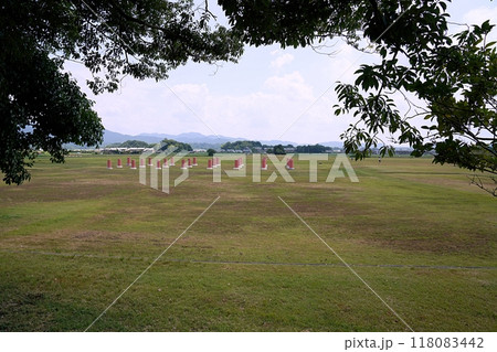 奈良、橿原市 藤原宮跡 大宮土壇(大極殿)から見た朝堂院跡(南方向、夏) 奈良、橿原市 藤原宮跡 大宮土壇(大極殿)から見た朝堂院跡(南方向、夏) 118083442