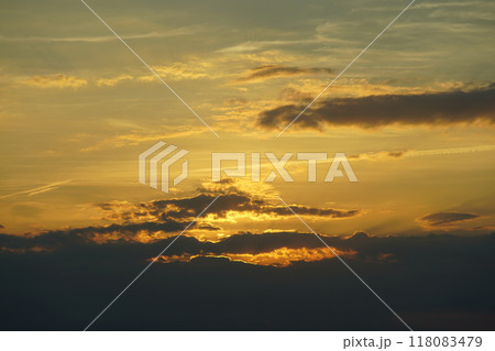雲の隙間から見える夕日 118083479