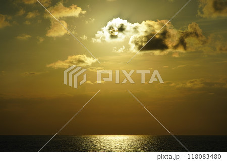 海に沈む夕日 海に沈む夕日 118083480