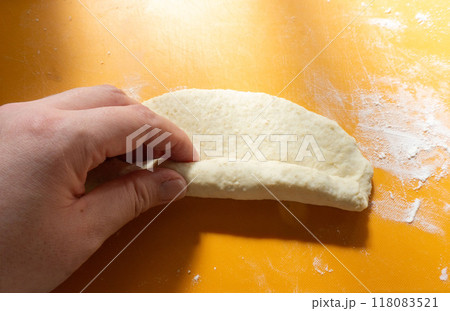 ベーグル生地を巻いている写真 118083521