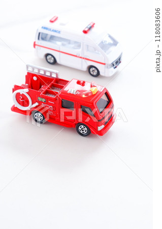 出動する消防車（ポンプ車）と救急車（PA連携） 118083606