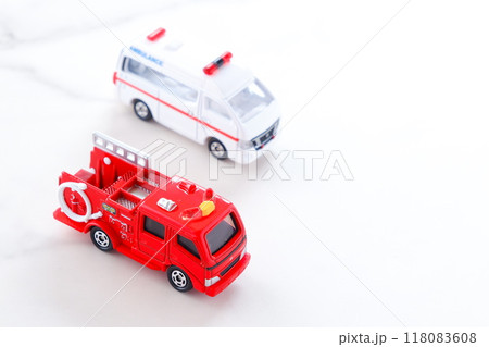 出動する消防車(ポンプ車)と救急車(PA連携) 出動する消防車(ポンプ車)と救急車(PA連携) 118083608