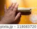 ベーグル生地を成形している写真 ベーグル生地を成形している写真 118083720