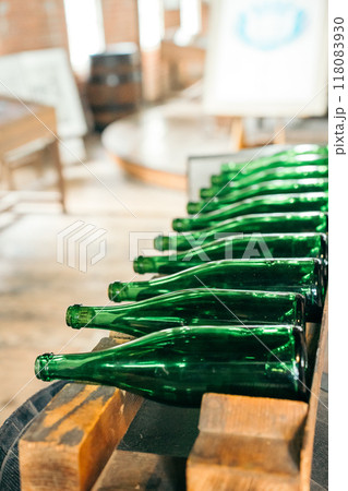 神谷傳兵衛記念館の内部にある並んだ酒瓶（牛久シャトー） 118083930