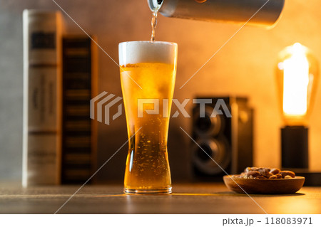 【晩酌】グラスに注がれるビール 118083971