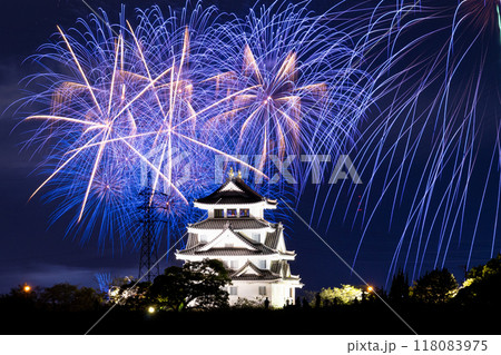 城と花火の軌跡 118083975