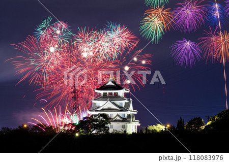 天守閣を彩る花火 118083976
