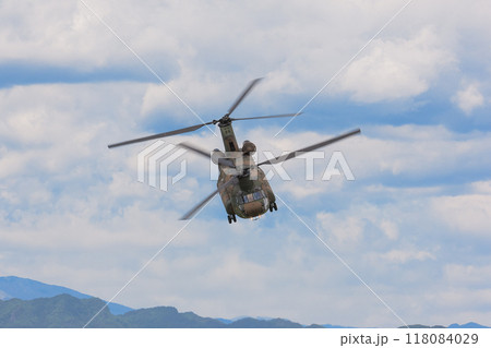 山間を飛ぶ陸上自衛隊CH-47Jチヌーク 山間を飛ぶ陸上自衛隊CH-47Jチヌーク 118084029