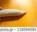 パン生地が先細っている写真 パン生地が先細っている写真 118084085