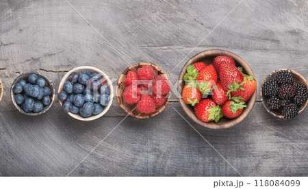 器に盛られたベリー系の果物 118084099