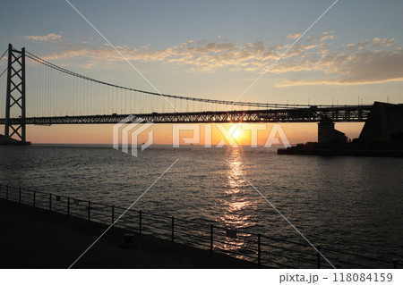 明石海峡大橋の夕景 【 神戸市垂水区海岸通からの絶景 】 明石海峡大橋の夕景 【 神戸市垂水区海岸通からの絶景 】 118084159