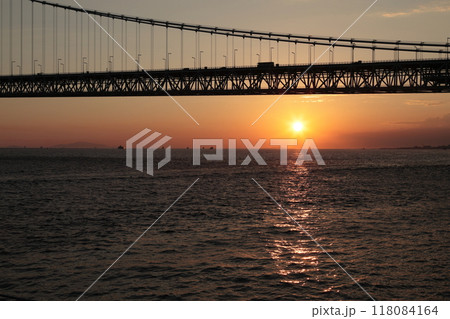 明石海峡大橋の夕景 【 神戸市垂水区海岸通からの絶景 】 118084164