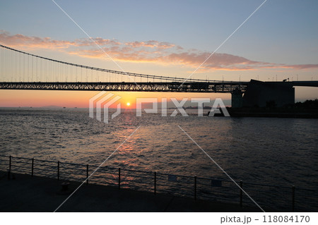 明石海峡大橋の夕景 【 神戸市垂水区海岸通からの絶景 】 明石海峡大橋の夕景 【 神戸市垂水区海岸通からの絶景 】 118084170