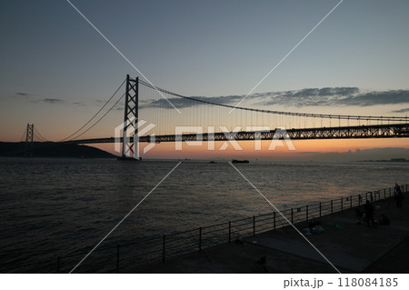 明石海峡大橋の夕景 【 神戸市垂水区海岸通からの絶景 】 118084185