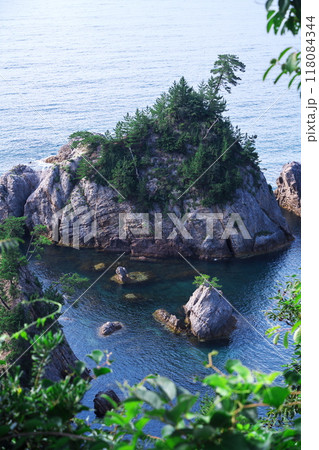 夏の鳥取県浦富海岸　鴨ヶ磯展望所より鴨ケ磯沖の無人島を臨む 118084344