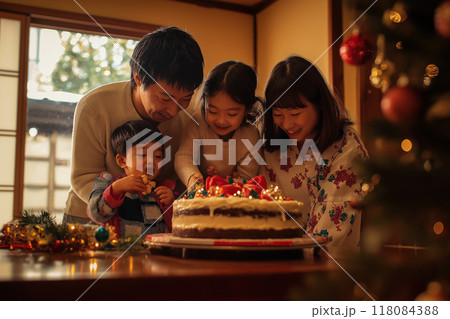 クリスマスパーティーをする家族 118084388