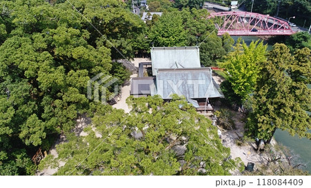 緑豊かな與止日女神社と赤いトラスト橋 118084409