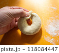 ベーグルを成形している写真 ベーグルを成形している写真 118084447