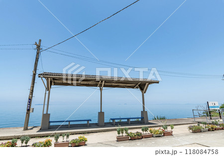 愛媛県伊予市　海が一望できることで有名な駅　快晴のJR下灘駅 118084758