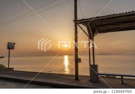 愛媛県伊予市 夏至が訪れる6月 夕日に照らされる人気の観光スポット JR下灘駅から見る瀬戸内の夕暮れ 愛媛県伊予市 夏至が訪れる6月 夕日に照らされる人気の観光スポット JR下灘駅から見る瀬戸内の夕暮れ 118084760