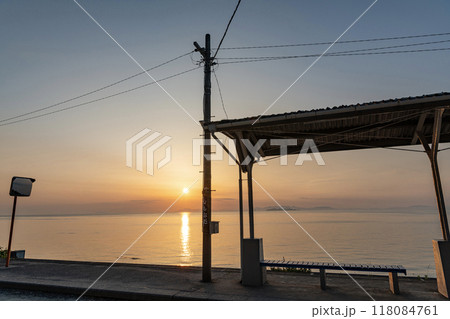 愛媛県伊予市 夏至が訪れる6月 夕日に照らされる人気の観光スポット JR下灘駅から見る瀬戸内の夕暮れ 愛媛県伊予市 夏至が訪れる6月 夕日に照らされる人気の観光スポット JR下灘駅から見る瀬戸内の夕暮れ 118084761