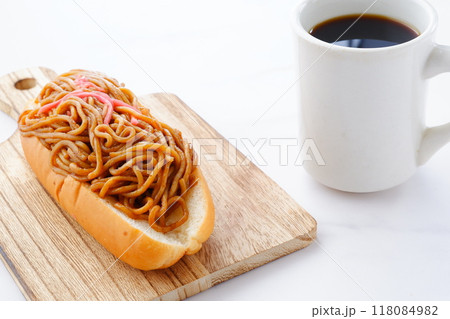 昔なつかしい素朴な味わいのソース焼きそばパンと、淹れたてのコーヒーで、コーヒーブレイク 118084982