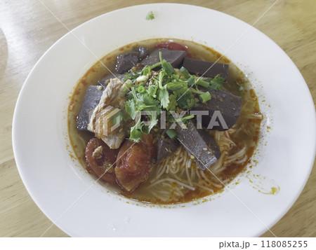 Noodles rice vermicelli with northern thai curry sauce 118085255