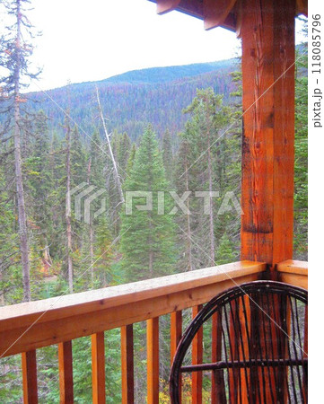 カナダのエメラルド湖のロッジのテラスから見た景色 カナダのエメラルド湖のロッジのテラスから見た景色 118085796