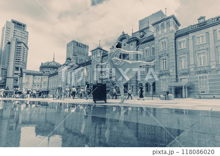 キャリーバッグをひいて旅にでた、若い女性の心弾む様子 118086020