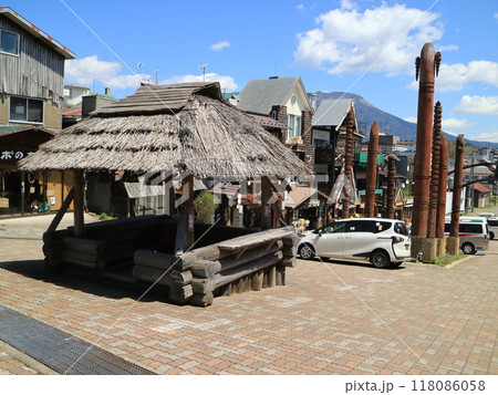 北海道阿寒湖温泉のアイヌコタンの集落 北海道阿寒湖温泉のアイヌコタンの集落 118086058