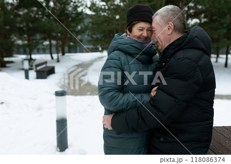 Mature husband and wife love each other and walk even in cold weather Mature husband and wife love each other and walk even in cold weather 118086374