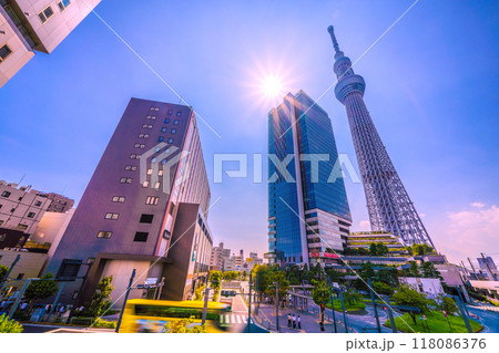 日本の東京都市景観 東京スカイツリーと太陽光などを望む=9月6日 日本の東京都市景観 東京スカイツリーと太陽光などを望む=9月6日 118086376