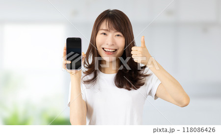 スマホを持っていいね!のポーズをする女性 スマホを持っていいね!のポーズをする女性 118086426