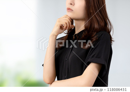 考えごとをする女性 118086431
