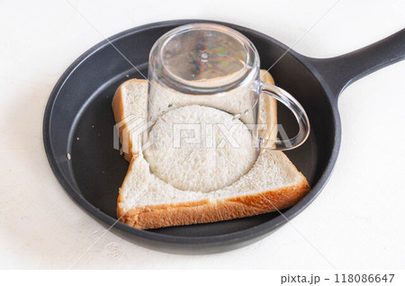 食パンの真ん中をカップでくり抜く 118086647