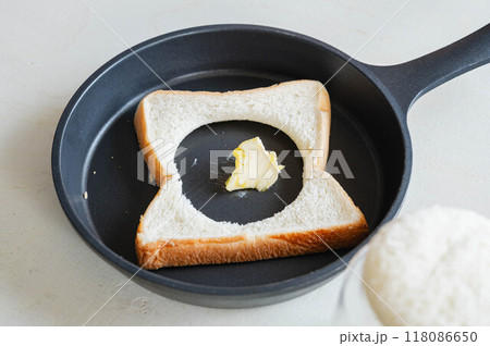 真ん中をくり抜いた食パン バターを加える 真ん中をくり抜いた食パン バターを加える 118086650