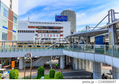千葉県　船橋市　船橋駅前の都市風景（東武百貨店） 118086697